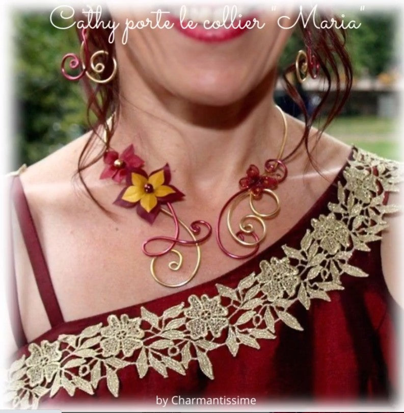 Joli collier de mariage de style indien moderne avec fleur étoile bordeaux et doré or