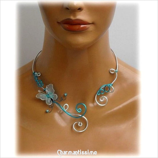 Joli collier papillon bleu féerique sur volutes d'alu turquoise et argent pour mariage et fête