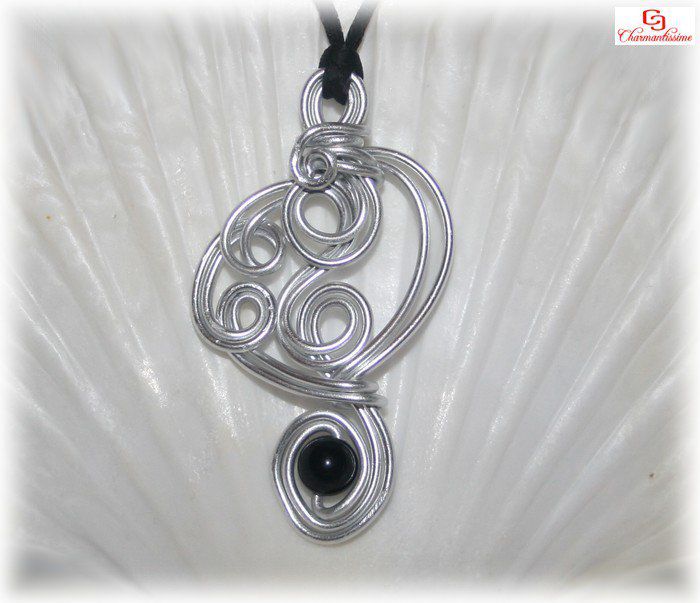 Collier pendentif perle tourmaline noire spirales métal alu argenté tendance art-déco