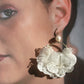 Mariée bohème chic avec boucles d'oreilles fleurs naturelles stabilisées et cristal swarovski de la marque française Charmantissime