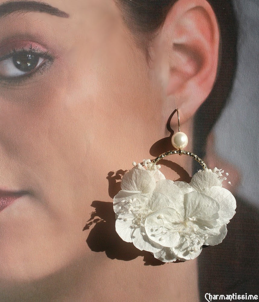 Mariée bohème chic avec boucles d'oreilles fleurs naturelles stabilisées et cristal swarovski de la marque française Charmantissime