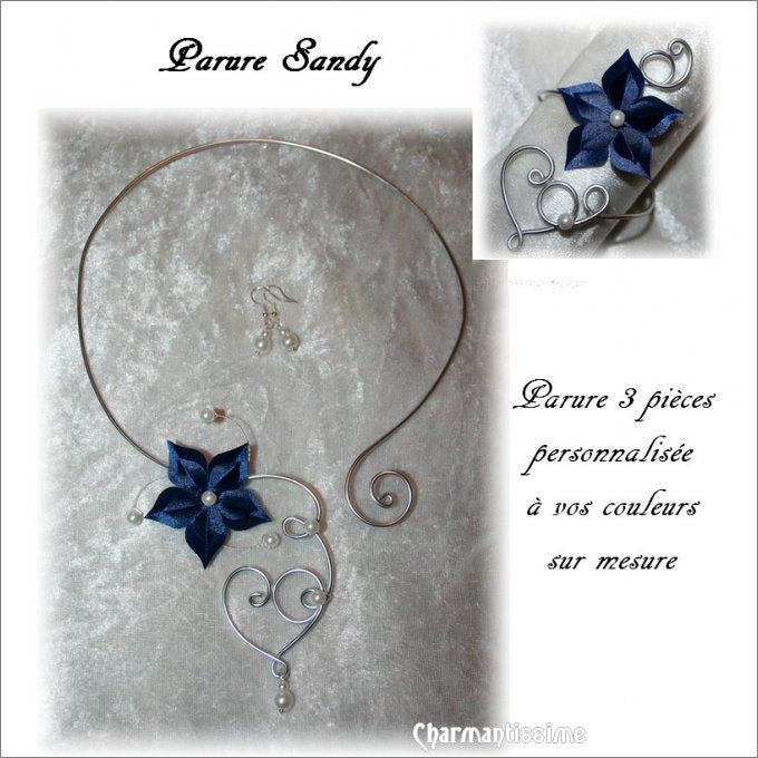 parure de mariage champêtre bohème-chic originale avec fleurs bleu marine en satin, sur coeur en volutes, composée du collier et du bracelet