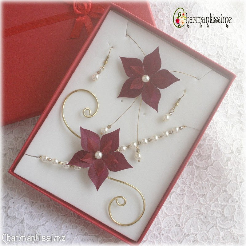Cadeau mariage : parure bijoux fleur satin bordeaux sur fil de perles ivoires et dorées, sur mesure