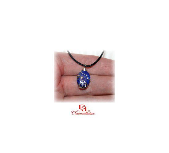 Joli petit pendentif lapis-lazuli serti dans fil plaqué-argent avec son cordon satin noir ajustable
